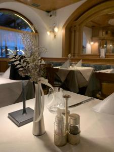 Reštaurácia alebo iné gastronomické zariadenie v ubytovaní Hotel Laurin