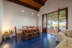 Χώρος καθιστικού στο 20mt dalla Spiaggia-Villa Esclusiva Vista Mare