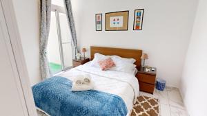 a bedroom with a bed with two towels on it at Seaside Apartment Steps Away From The Sea in Il-Gżira