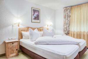 Postel nebo postele na pokoji v ubytování Hotel Edelweiß-Schlössl