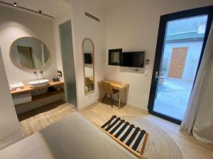 Telewizja i/lub zestaw kina domowego w obiekcie Casa du Soleil Hostal Boutique