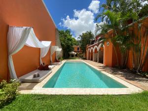una piscina en el patio de una casa en Art 64 Hotel Boutique - Adults Only, en Mérida