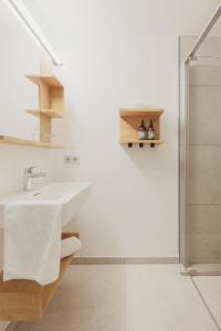 Koupelna v ubytování biYou Ecoquartier in den Bergen + 37 fotografií