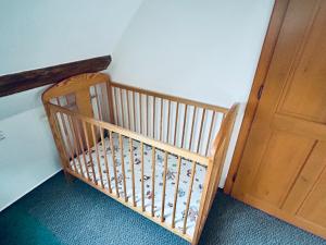 Un pat sau paturi într-o cameră la Dvůr Stráň & Wellness