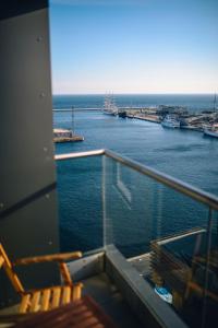 uma vista para o oceano a partir de um navio de cruzeiro em NORDA Apartamenty SEA TOWERS Gdynia em Gdynia