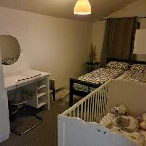 Postel nebo postele na pokoji v ubytování Gemütliche Wohnung in St Georgen nähe Attersee