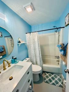 Un baño con lavabo, inodoro y ducha. en Coastal Retreat Near Pineville and CLT, en Charlotte