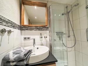 Bilik mandi di Apartment Ehinger by Interhome