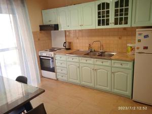 Η κουζίνα ή μικρή κουζίνα στο COZY CENTRAL HOME Kavala