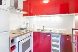 
A kitchen or kitchenette at GreatStay Apartment - Maybachufer

