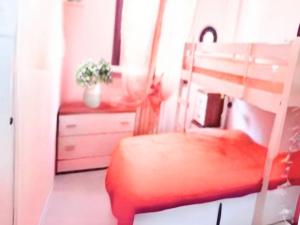 una camera da letto con un letto a castello con una pianta sopra di Alba Sweet ad Alba Adriatica