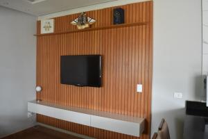 TV a/nebo společenská místnost v ubytování Casa aconchegante com piscina