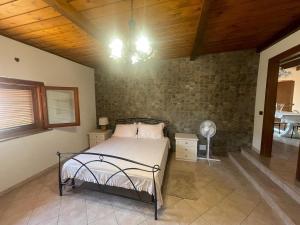 Un dormitorio con una cama y un techo de madera. en villa praxedes, en Nettuno