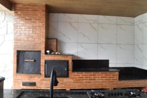 TV a/nebo společenská místnost v ubytování Casa aconchegante com piscina