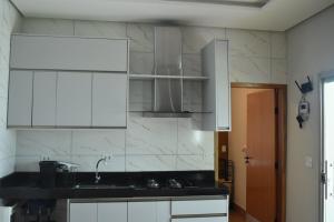 Kuchyň nebo kuchyňský kout v ubytování Casa aconchegante com piscina