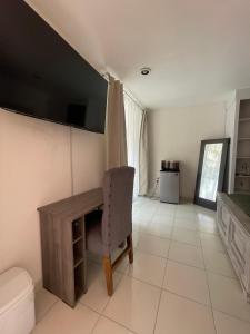 a living room with a desk and a chair at 12 VENATOR House Boutique in León