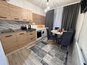 Una cocina con mesa y sillas y un microondas. en Apartment A&E Old Town, en Sarajevo