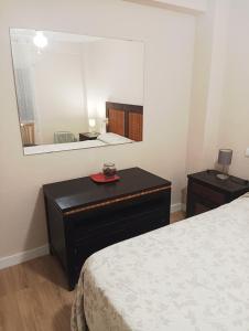 Posteľ alebo postele v izbe v ubytovaní Habitaciones en Apartamento compartido DELICIAS ROOM Cerca del Mar, Aeropuerto, Ave y Metro