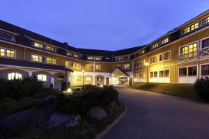 a large building with its lights on at night at Scandic Hafjell in Hafjell