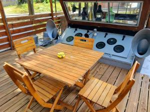 Posezení v ubytování Péniche de charme avec jacuzzi sur canal du midi