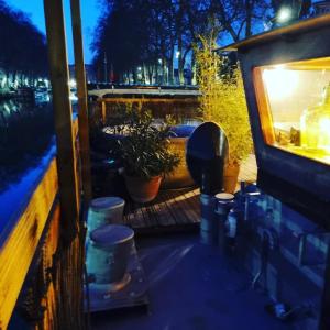 Posezení v ubytování Péniche de charme avec jacuzzi sur canal du midi