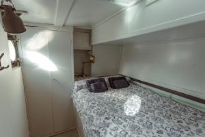 Postel nebo postele na pokoji v ubytování Péniche de charme avec jacuzzi sur canal du midi