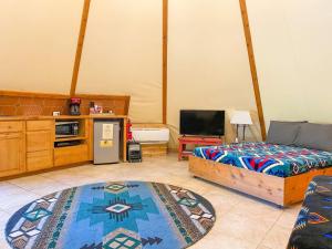 Fotografie z fotogalerie ubytování Waterfront Teepee 4 Soaring Eagle v destinaci Seguin