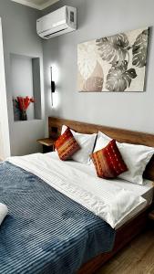 Un dormitorio con una cama con almohadas encima. en Новая студия в самом центре города, en Almaty