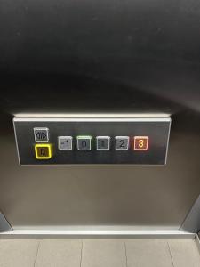 Un primer plano de una máquina con botones. en Appartement superbe, en Núremberg 3 fotos más