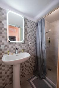 Ένα μπάνιο στο Aphrodites Apartments