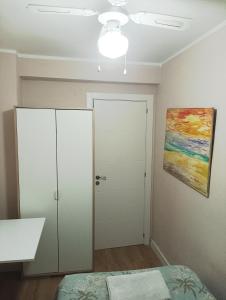 Posteľ alebo postele v izbe v ubytovaní Habitaciones en Apartamento compartido DELICIAS ROOM Cerca del Mar, Aeropuerto, Ave y Metro