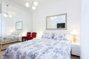 Schlafzimmer mit einem Bett und einem Spiegel in der Unterkunft GreatStay Apartment - Torstraße in Berlin