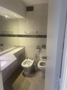 a bathroom with a toilet and a bidet and a sink at Departamento 105 - Edificio VILAUT by INMOVE Temporarios in Córdoba +5 photos