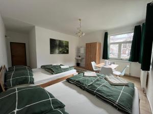 维也纳Traveler Lodging Vienna的一间卧室，有两张床、一张桌子和一张书桌 更多6张照片