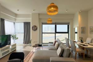 TV a/nebo společenská místnost v ubytování 1 BHK Luxurious Stay Reem Island with Beach Access