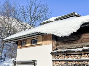 een met sneeuw bedekt dak van een blokhut bij Apartment Chalet Solegg by Interhome in Innertkirchen