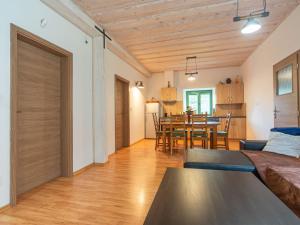 Kuchyň nebo kuchyňský kout v ubytování Holiday Home Klobasná by Interhome