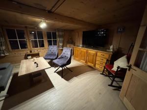 a living room with a table and two chairs at Ferienwohnung im Grünen in Grindelwald
