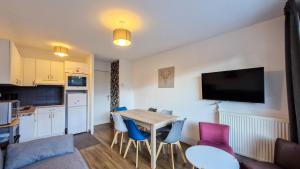 kuchnia i jadalnia ze stołem i krzesłami w obiekcie Résidence Les Pleiades - Appartement rénové · Centre station · Balcon · Parking couvert MAE-8234 w mieście Magland