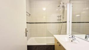 W łazience znajduje się umywalka, wanna i prysznic. w obiekcie Résidence Les Pleiades - Appartement rénové · Centre station · Balcon · Parking couvert MAE-8234 w mieście Magland +15 zdjęć