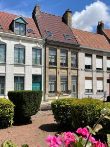 un edificio antiguo con techo rojo en l'ADRESSE, en Bergues