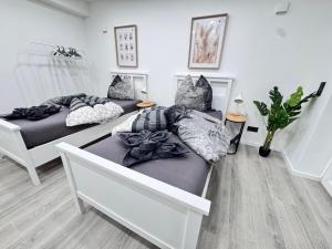 a room with three beds with pillows on them at Modernes Haus mit Garten & Privatparkplatz Villa in Gelsenkirchen