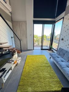 O zonă de relaxare la Apartamento Loftier Brete