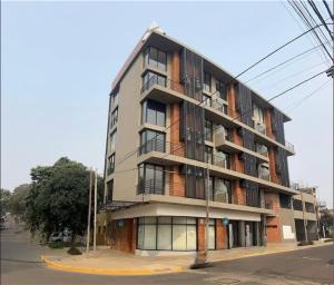 a tall building on the corner of a street at Apartamento Loftier Brete in Posadas