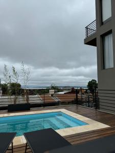 Piscina de la sau aproape de Apartamento Loftier Brete