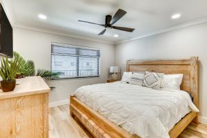 Un dormitorio con una cama y un ventilador de techo. en Luxury Sanibel Condo with Ocean View Steps to Beach, en Sanibel