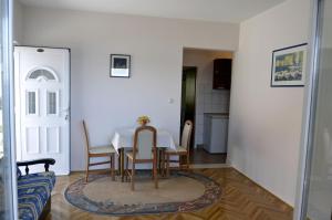 Ein Sitzbereich in der Unterkunft Apartments Zdravko
