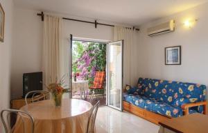 ein Wohnzimmer mit einer Couch und einem Tisch in der Unterkunft Apartments Zdravko in Orebić