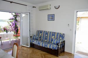 Ein Sitzbereich in der Unterkunft Apartments Zdravko