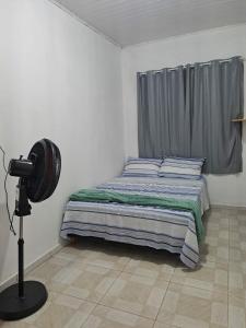 ペーニャにあるCASA 500 mts quilombo beach near Beto Carreroのベッドルーム1室(三脚カメラ付)